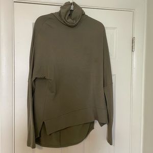 Madison & Berkeley turtleneck sweater size S